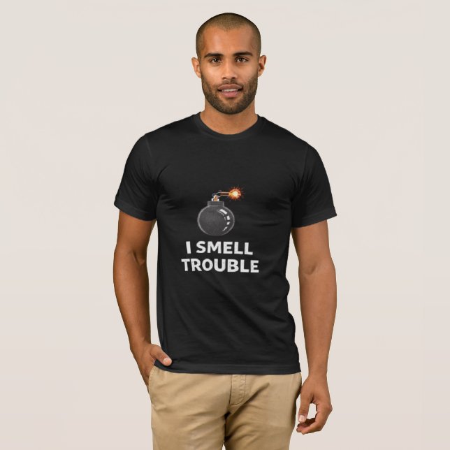 Camiseta Gráfica Lit Bomb Ímã de Travessuras (Frente Completa)