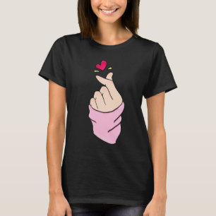 Camiseta Gráfica Minimalista com Coração de Dedos