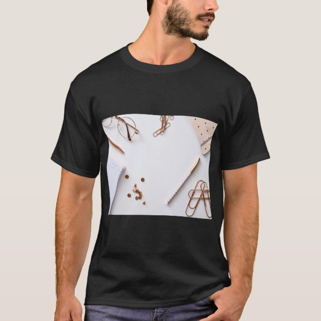 Camiseta Gráfica Notebook & Desk Vibes (Frente)
