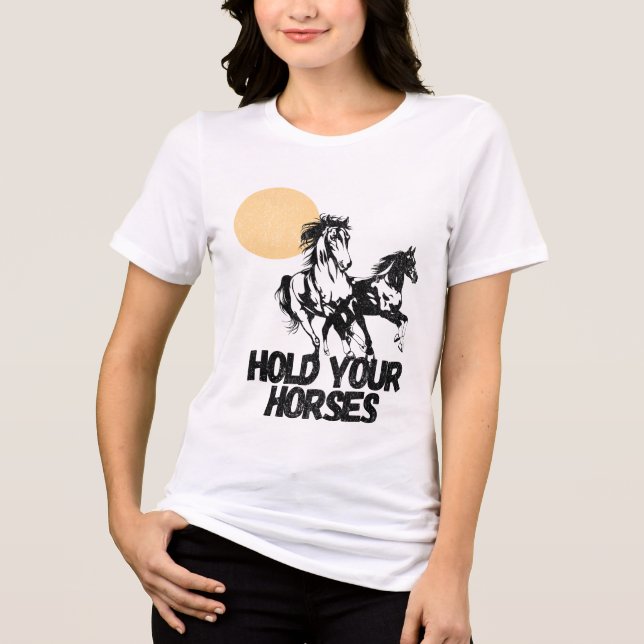 Camiseta Gráfica Ocidental "Segure seus cavalos" (Frente)
