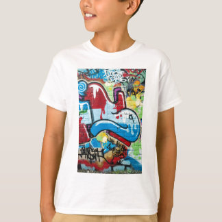 Camiseta Grafites abstratos na parede de tijolo Textured