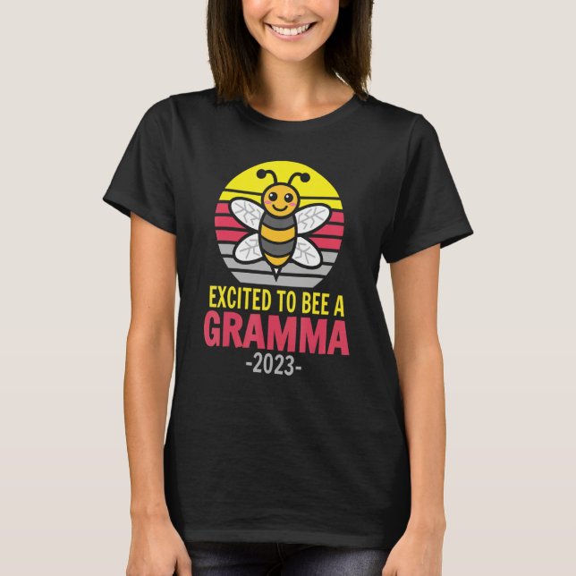 Camiseta Gramma 2023   Bee   Grandma   Excited To Be A Gram (Frente)