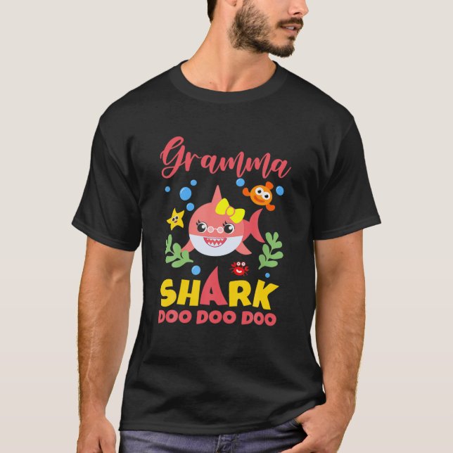 Camiseta Gramma Shark Gift Cute Baby Shark Family Matching (Frente)