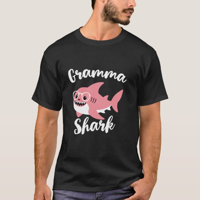 Camiseta Gramma Shark Madre Day Vovó Engraçado (Frente)