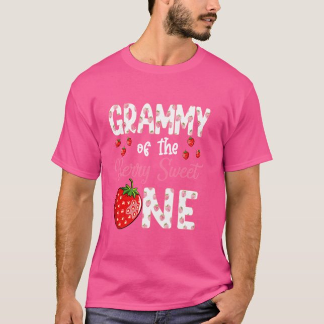 Camiseta Grammy Da Berry Sweet One Strawberry First Bir (Frente)