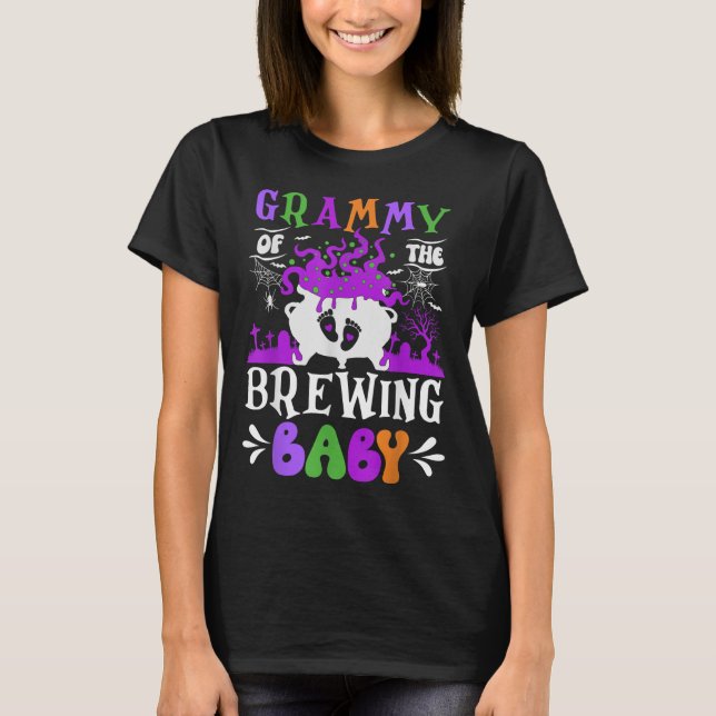 Camiseta Grammy Of The Brewing Baby Grandma To Be Halloween (Frente)