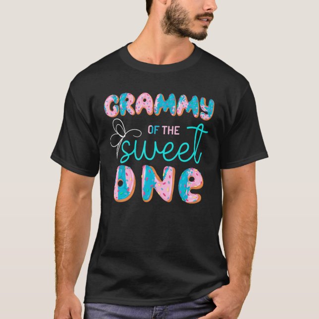 Camiseta Grammy of the Sweet One First Birthday Matching Fa (Frente)