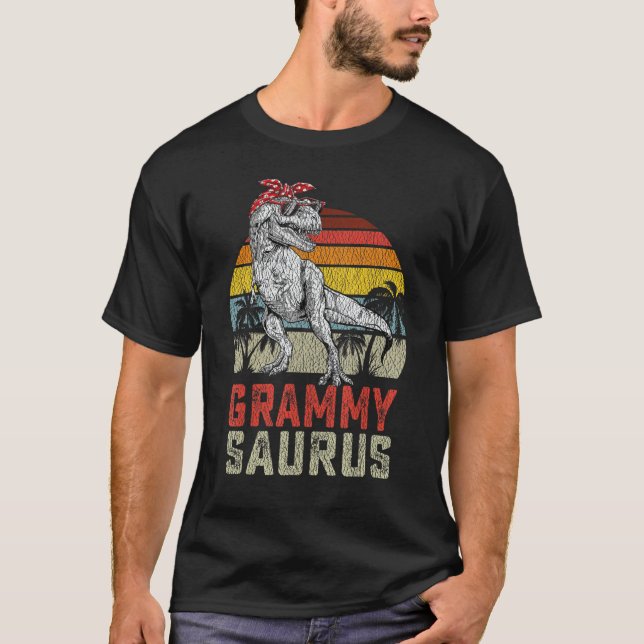 Camiseta Grammysaurus Rex Dinosaur — Família Saurus (Frente)