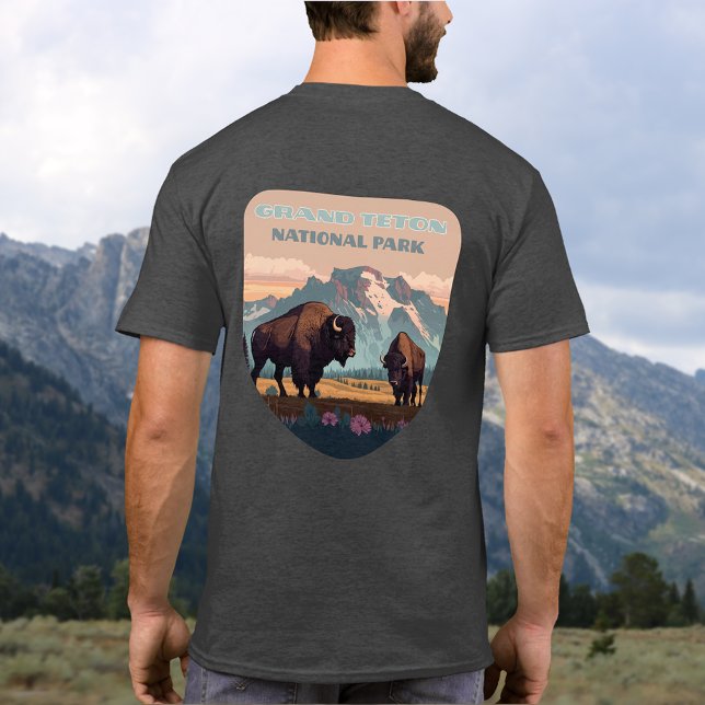 Camiseta Grand Teton National Park Jackson Wyoming Mountain (Grand Teton National Park tshirt on a man in front of the mountains of in Wyoming)