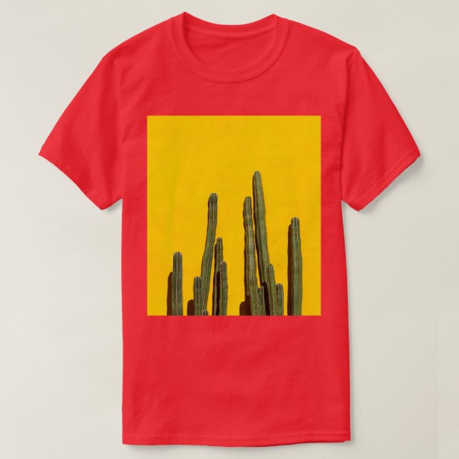 Camiseta Grande Cactus crescendo alto em frente a uma pared (Frente do Design)