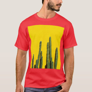Camiseta Grande Cactus crescendo alto em frente a uma pared