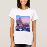 Grande Canal com gondolas e igreja em Veneza