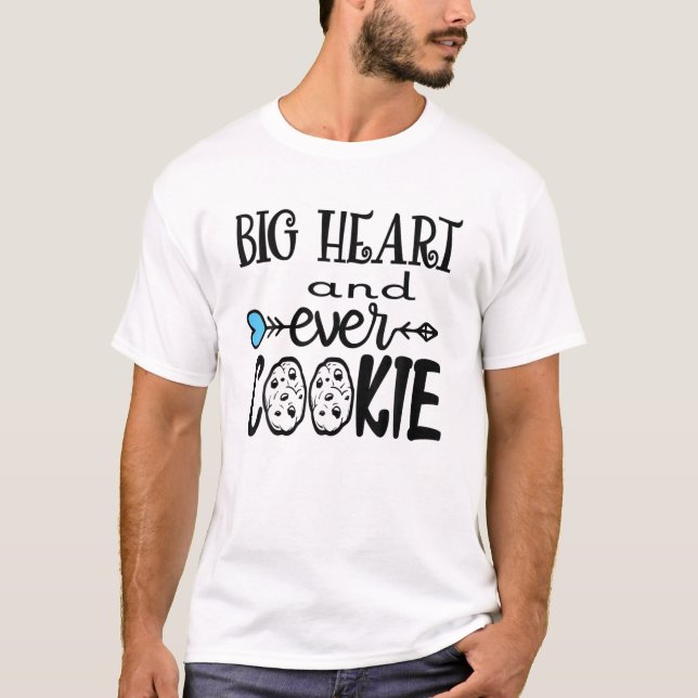 Camiseta Grande Coração E Cookie Engraçado Fazendo Coquetei (Frente)