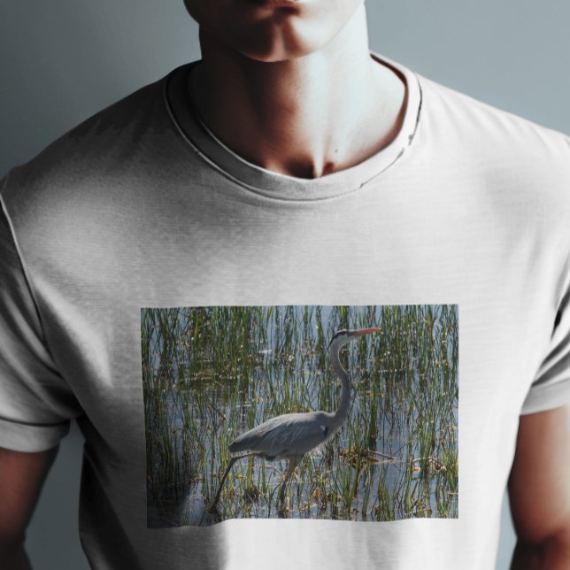 Camiseta Grande Garça Azul Foto de Pássaro (A beautiful photograph of a Great Blue Heron bird on a shirt)