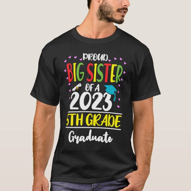 Camiseta Grande Irmã Orgulhosa de uma Classe de Formando Gr (Frente)