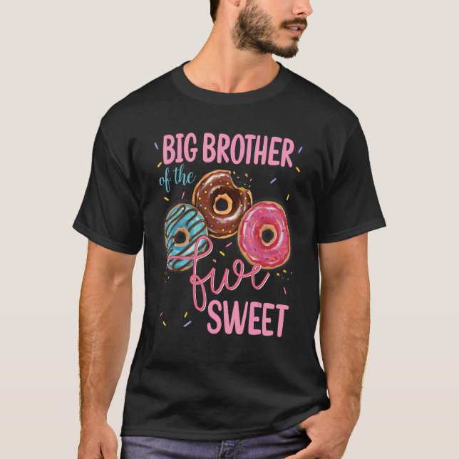 Camiseta Grande Irmão Da Doce Festa De Rosquinha De Cinco 5 (Frente)
