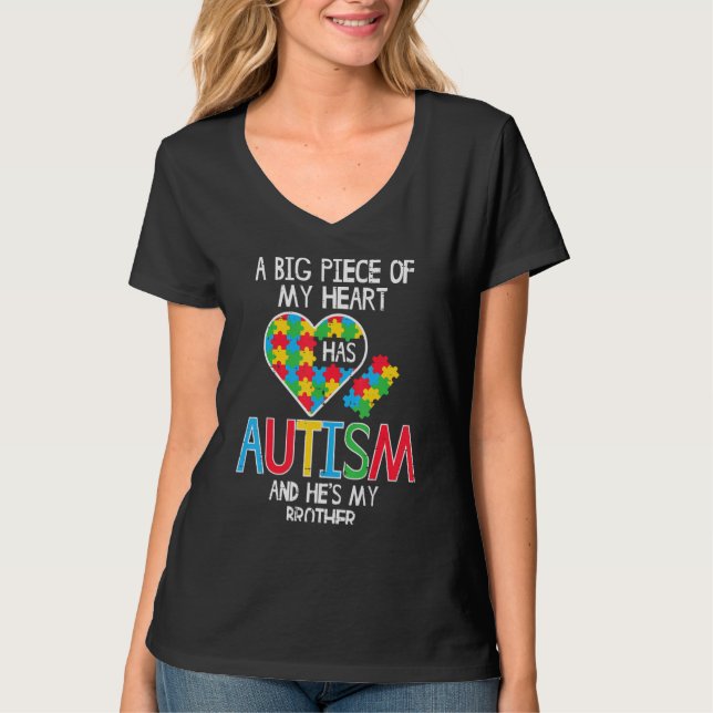 Camiseta Grande Pedaço Do Meu Coração Tem Autismo Sensibili (Frente)
