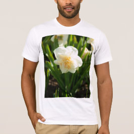 Camiseta Grandes narcisos brancos em um dia de primavera 