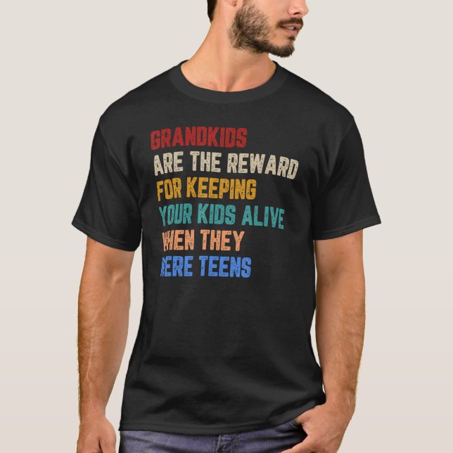 Camiseta Grandkids Are The Reward For Keeping Your Kids Ali (Frente)
