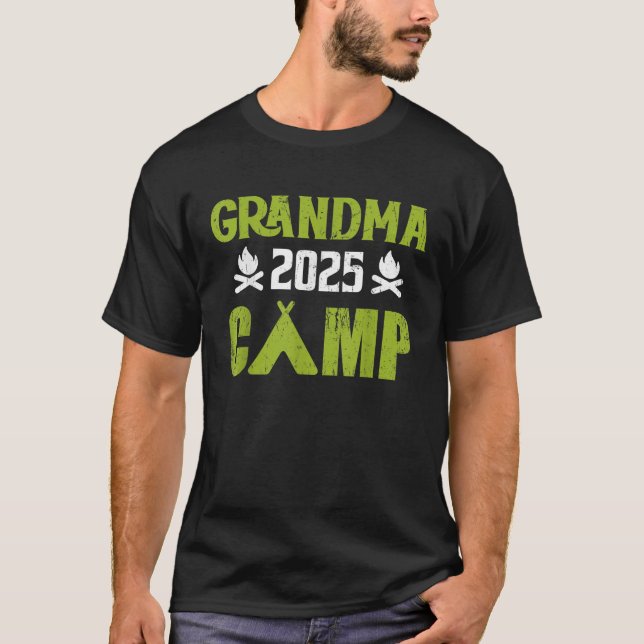 Camiseta Grandma Camp 2025 Family Vacation Summer Camping C (Frente)