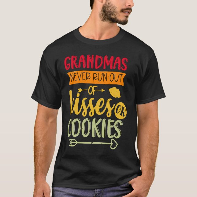Camiseta Grandmas Never Run Out Of Kisses Or Cookies Fun Gr (Frente)