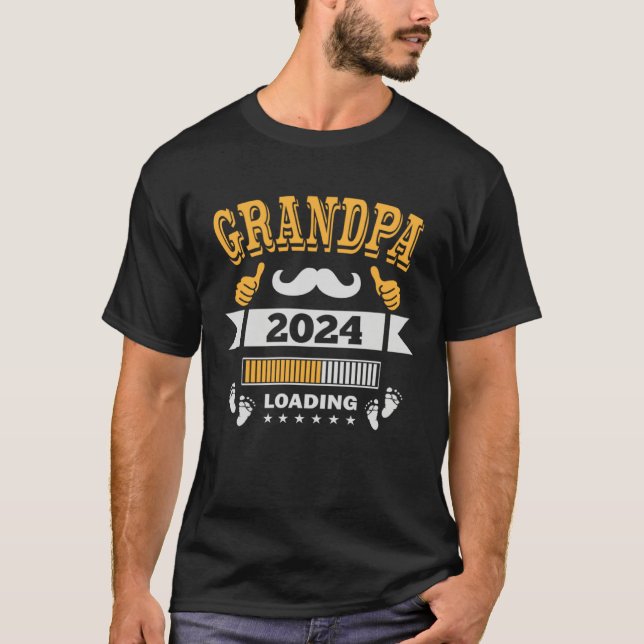 Camiseta Grandpa 2024 Loading Soon To Be Dad Pregnancy Anno (Frente)