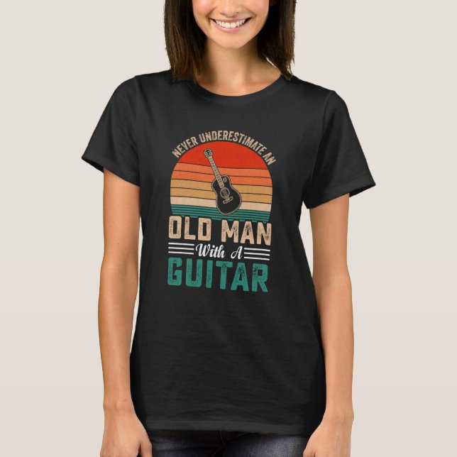 Camiseta Grandpa Father Guitar Never Underestimate Old man  (Frente)