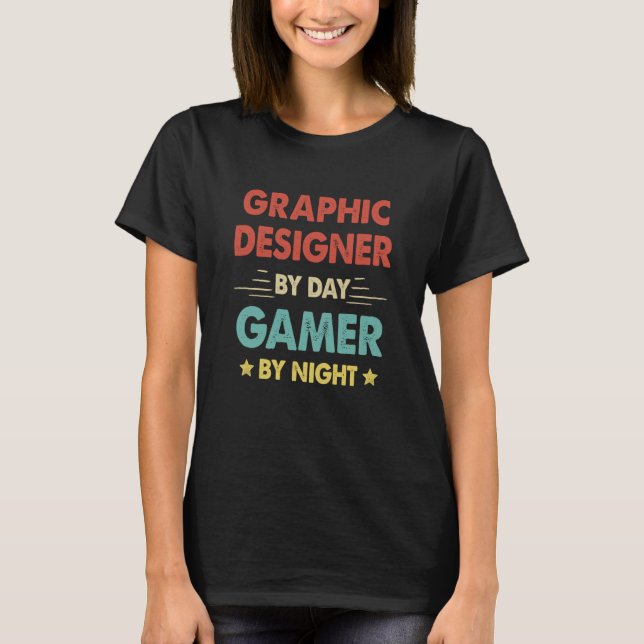 Camiseta Graphic Designer By Day Gamer By Night (Frente)