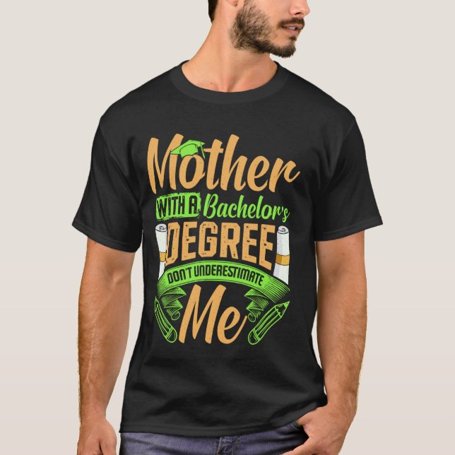 Camiseta Grau de Bacharel MÃE COM GRAU DE BACHAREL Mo (Frente)