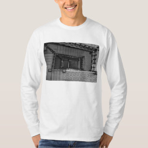 Camiseta Grayscale crescente do vão das escadas