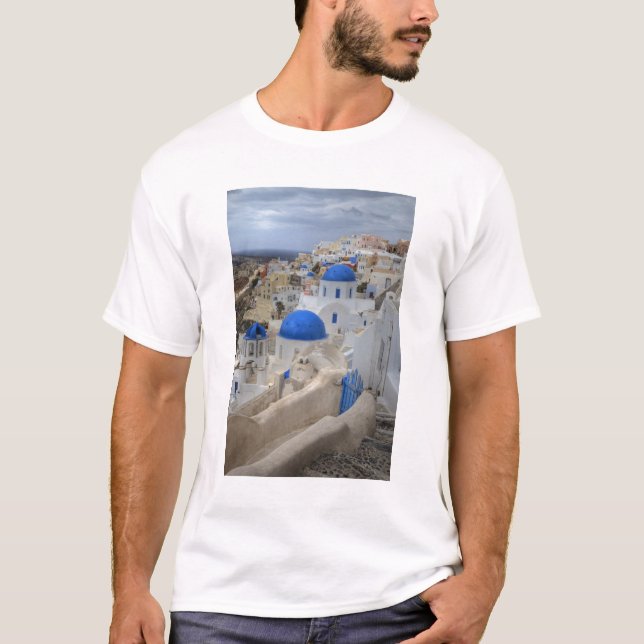 Camiseta Grécia, Santorini. Torre de celular e domos azuis  (Frente)