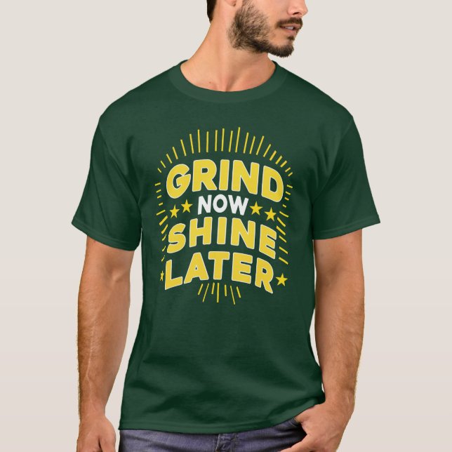 Camiseta Grind Now Shine Later Typography T-shirt Design (Frente)