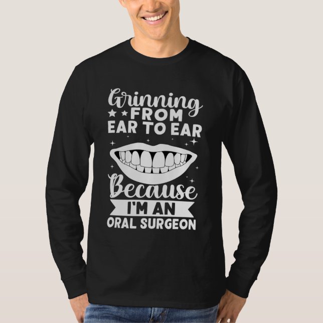 Camiseta Grinning From Ear To Ear Because I'm A Oral Surgeo (Frente)