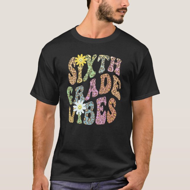 Camiseta GroovTH SEXTH GRADE VIBES Professor Leopard Print  (Frente)