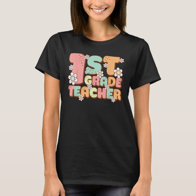 Camiseta Groovy 1st First Grade Teacher Back to School Firs (Frente)
