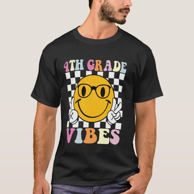 Camiseta Groovy 4rd Grade Vibes sorri de volta para a escol (Frente)
