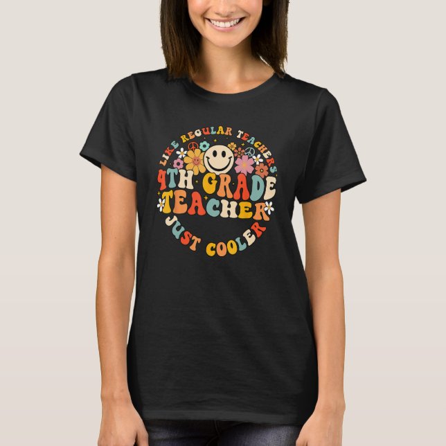 Camiseta Groovy 4th Grade Teacher Like Regular Teachers Jus (Frente)