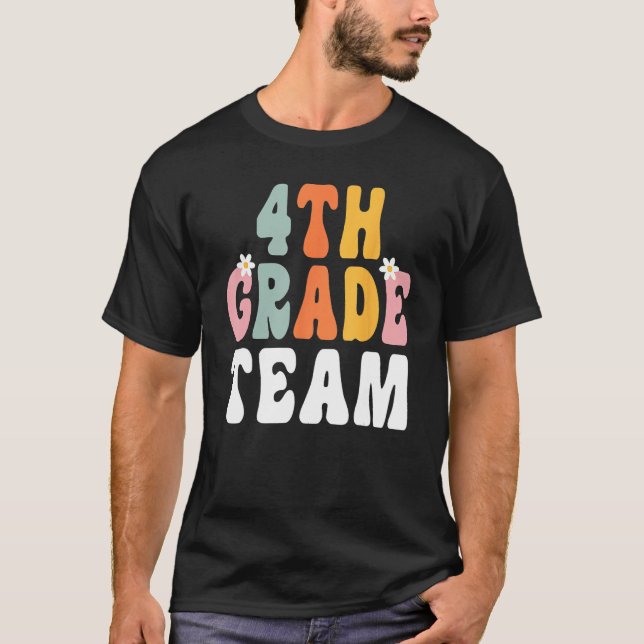 Camiseta Groovy 4th Grade Team Teacher Student  Back To Sch (Frente)