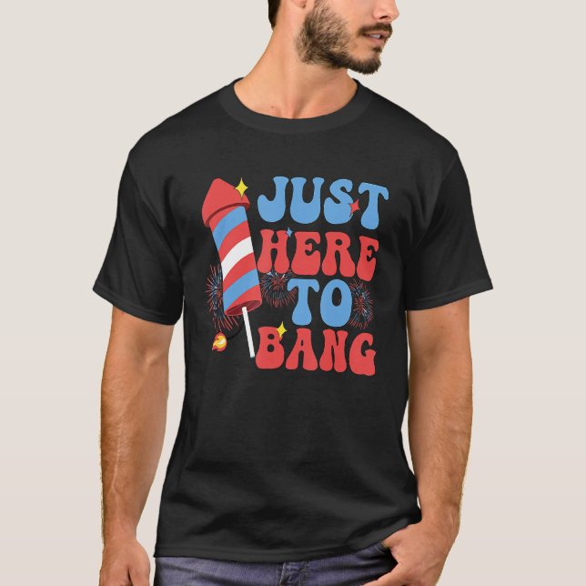 Camiseta Groovy 4th Of July Just Here to Bang Fireworks Men (Frente)