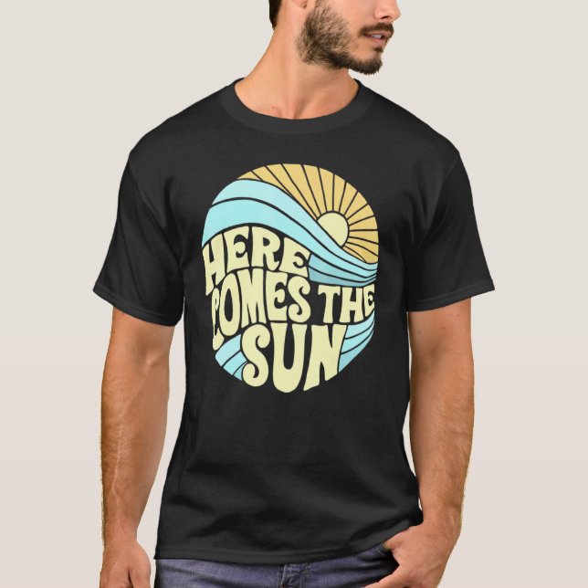 Camiseta Groovy Aqui Vem A Soma Actve Do Sol Mais Casual (Frente)