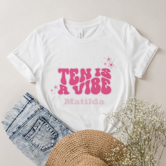 Camiseta groovy arco-íris 10 é um rosa-margarida retrô dos  (Criador carregado)