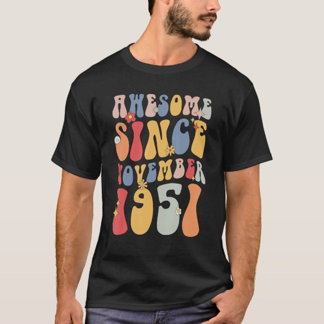 Camiseta Groovy Awesome Since November 1951 Retro  71st (Frente)