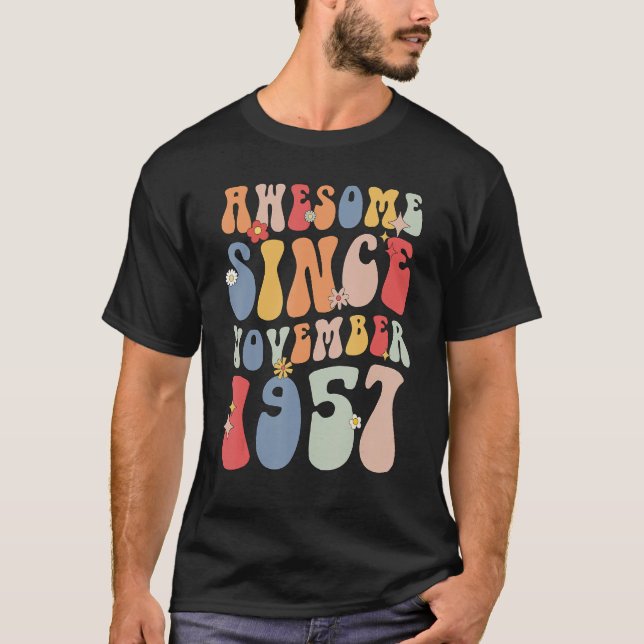 Camiseta Groovy Awesome Since November 1957 Retro  65th (Frente)