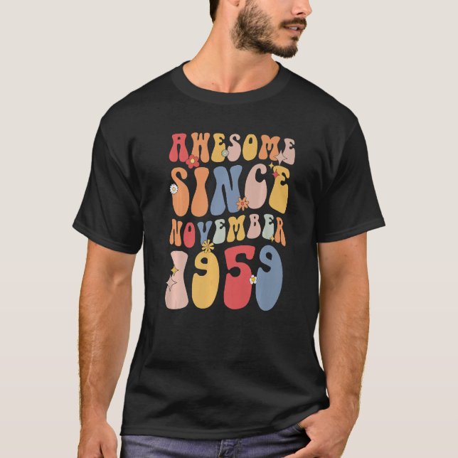 Camiseta Groovy Awesome Since November 1959 Retro  63rd (Frente)