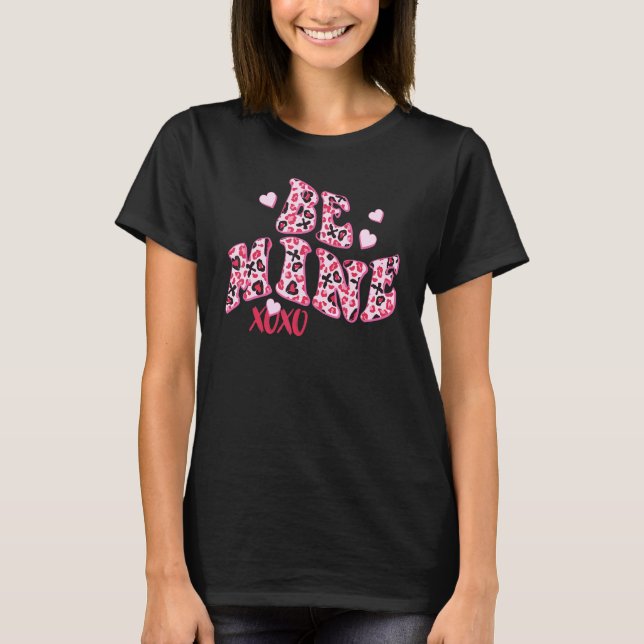 Camiseta Groovy Be Mine Leopard Retro Valentine's Day Pink  (Frente)
