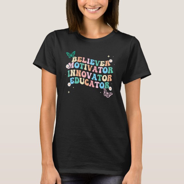 Camiseta Groovy Believer Motivator Innovator Educator Retro (Frente)