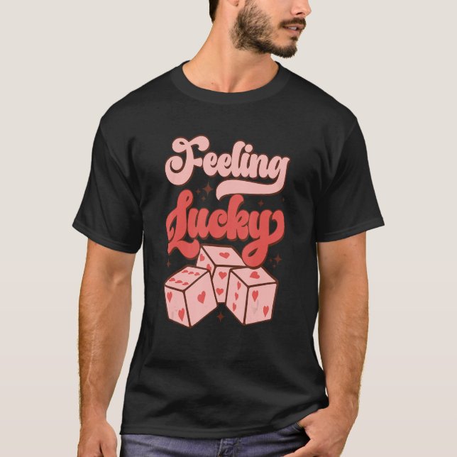 Camiseta Groovy Feeling Lucky Dice Hearts Valentines Day Wo (Frente)