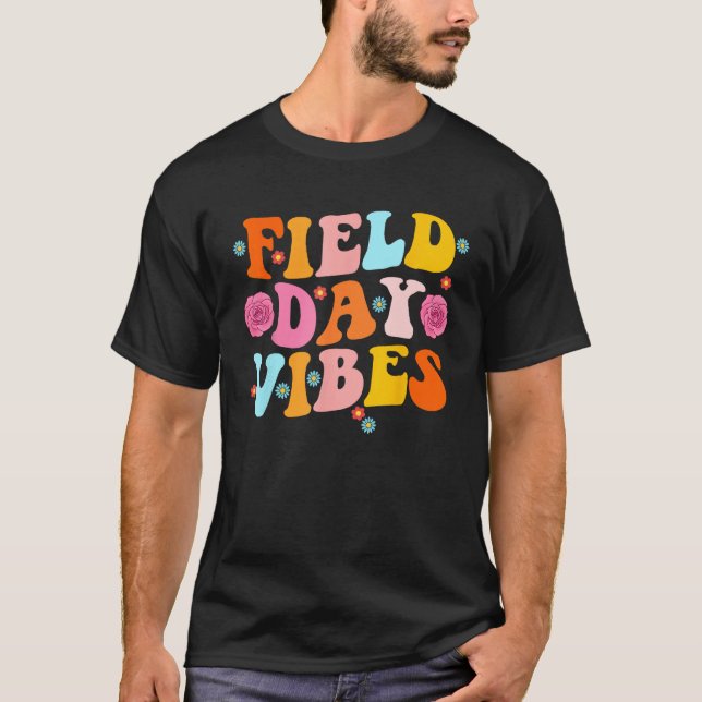 Camiseta Groovy Field Day 2023 Field Day Vibes  Teacher Boy (Frente)