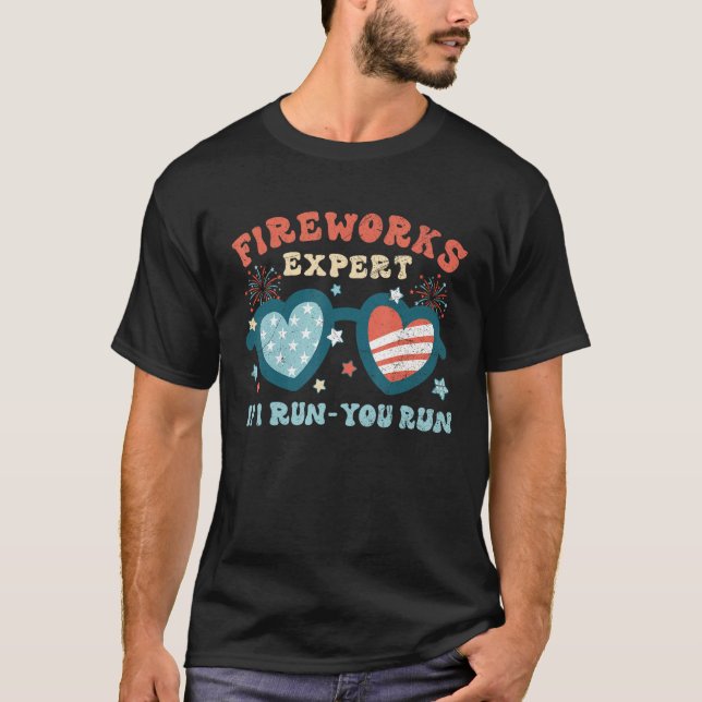 Camiseta Groovy Fireworks Expert If I Run You Run Funny 4th (Frente)