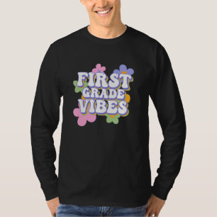 Camiseta Groovy First Grade Vibes Retro Professor de Volta 